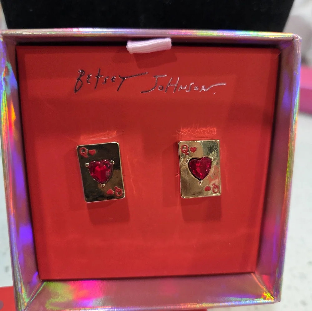 ❤️▪️Betsey Johnson ▪️Gold and Red Queen Of Hearts  Playing Card Stud Earrings